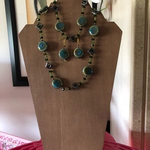 GREEN CERAMIC-HEMATITE BEADED NECKLACE.